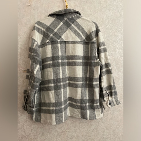 Outdoor collection women's medium gray / white plaid shacket - Picture 4 of 5